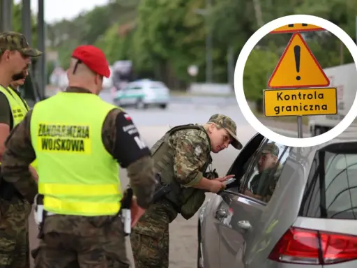 Żołnierze Żandarmerii Wojskowej przeprowadzają kontrolę graniczną. Na znaku drogowym widnieje napis "Kontrola graniczna".
