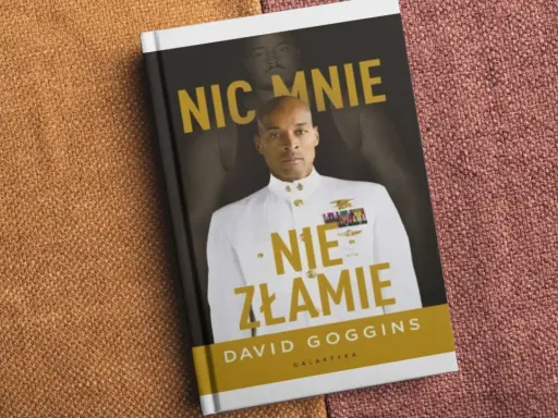 Okładka książki Davida Gogginsa "Nic mnie nie złamie". Mężczyzna w białym mundurze, z medalami, patrzy pewnie.