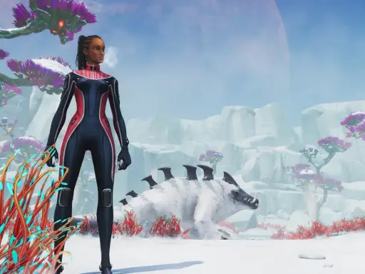 Postać w kombinezonie stoi na śniegu, obok niej leży białe stworzenie. W tle lodowe krajobrazy i fioletowe drzewa. Subnautica Below Zero.