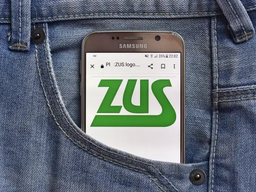Telefon z logo ZUS w kieszeni jeansów. Nawet polski emeryt za granicą może załatwić sprawy urzędowe online.
