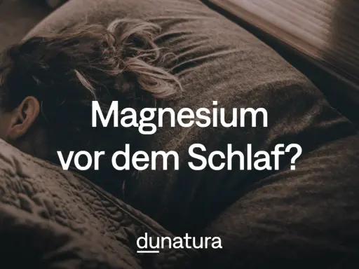 Schlafende Person mit der Frage: "Magnesium vor dem Schlaf?". Informiert über die richtige Dosierung von Magnesium zum Schlafen.