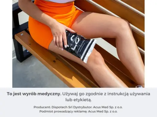 Kobieta z okładem na udzie, łagodzącym objawy przetrenowania.