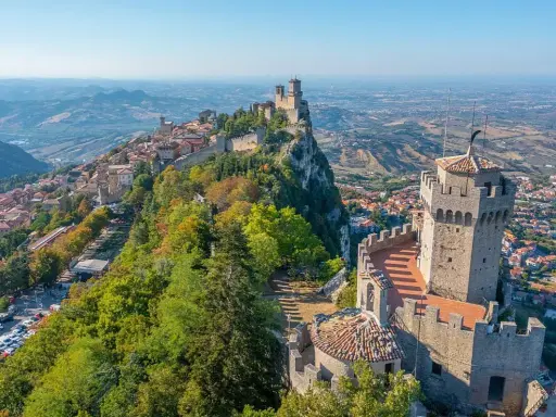 Torri medievali e borgo arroccato sul monte Titano, un paesaggio mozzafiato dello stato San Marino.