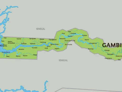 Mapa Gambii z zaznaczonymi miastami i rzeką. Widać wybrzeże Oceanu Północnoatlantyckiego i sąsiedni Senegal.
