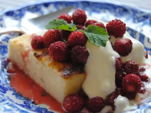 En bit krämig mannagrynspudding med färska skogs­bär och mynta. Ett härligt recept på mannagrynspudding som passar perfekt till fikat.
