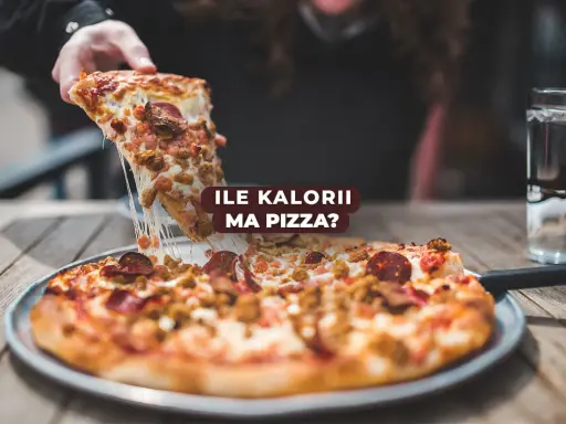 Pyszny kawałek pizzy z ciągnącym się serem. Zastanawiasz się, ile kcal ma kawałek pizzy?