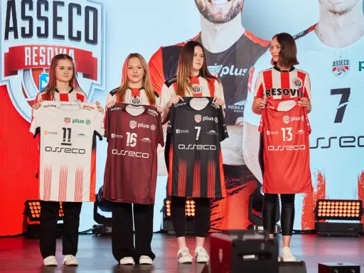 Jak prać poliester? Poradnik eksperta: uniknij błędów!