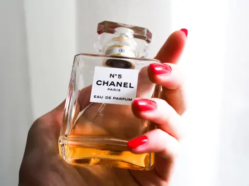 Woda Perfumowana czy Perfumy? Rozszyfruj etykiety i wybierz idealnie