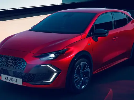El nuevo Clio 2026, un coche rojo vibrante con diseño moderno, se presenta en un entorno urbano con luces LED llamativas.
