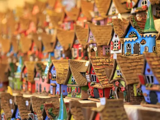 Casette colorate in ceramica, un'esplosione di allegria che ricorda i mercatini di Natale del Sud Italia.