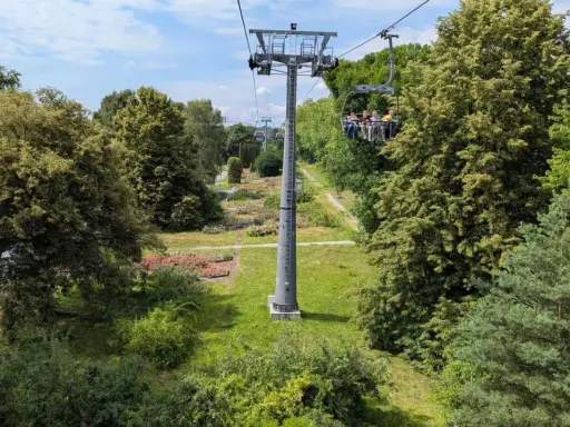 Kolejka linowa nad parkiem z różami, idealne miejsce na wycieczkę do 100 km od Katowic.
