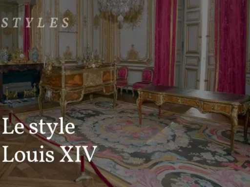 Un salon orné de mobilier Louis XIV, avec un bureau imposant et une commode dorée sur un tapis fleuri.