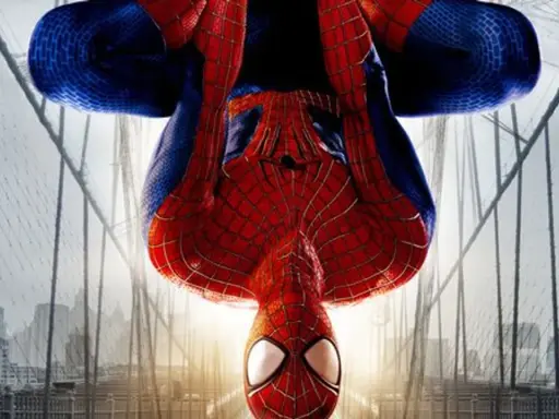 Spider-Man wisi głową w dół na moście, gotowy do akcji w grze The Amazing Spider-Man 2.