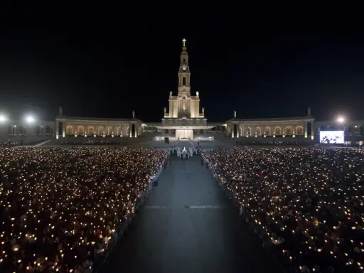 Nachtprozession mit Tausenden Kerzen vor der Basilika von **heilige Fatima**. Gläubige versammeln sich für eine feierliche Zeremonie.