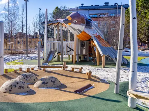 Lekplats med fågeltema, en av många roliga saker att göra i Luleå. Barn kan klättra och åka rutschkana.
