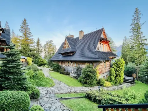 Drewniane domy w górskim otoczeniu, idealne na plan zwiedzania "Zakopane w 3 dni co zwiedzić".