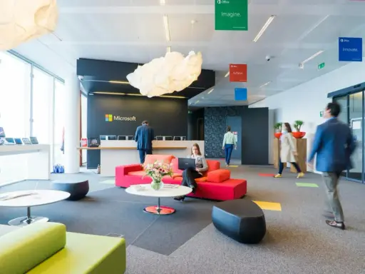 Un espace de travail Microsoft moderne et lumineux, favorisant l'organisation et la collaboration. Des zones de détente invitent à l'innovation.