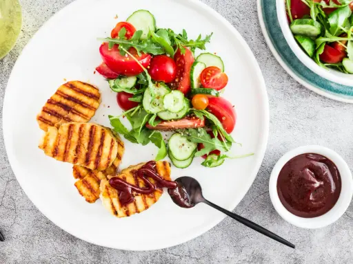 Halloumi: z czego jest i dlaczego nie topi się na grillu?