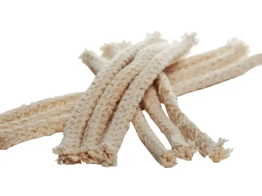 Kilka plecionych, bawełnianych sznurków, idealnych jako z czego zrobić knot do lampy naftowej.