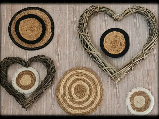 Un tableau en relief à faire soi-même avec des cœurs en osier et des ronds en corde tressée.