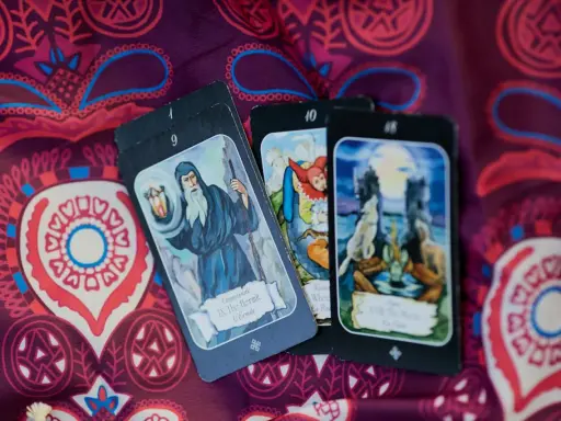 Tarot horoskop na jutro: karty przedstawiają pustelnika, koło fortuny i księżyc.