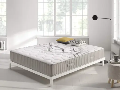 Colchón con diseño moderno sobre base blanca, ideal para quienes buscan confort y soporte. ¿Que es mejor para la espalda muelles o visco?
