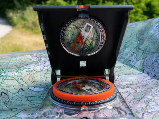 Busola budowa na mapie turystycznej. Przygotowanie do wyprawy w góry, planowanie trasy.