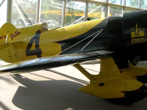 Gelbes Flugzeug mit der Nummer 4 und der Aufschrift "Gee Bee Super-Sportster". Ein historisches Flugzeug, das in Springfield, Massachusetts, hergestellt wurde.