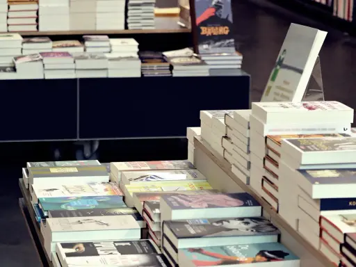 Stosy książek w Empiku, gotowe do sprzedaży. Zastanawiasz się, jak wydać książkę w Empiku? Zacznij od stworzenia bestsellerów!