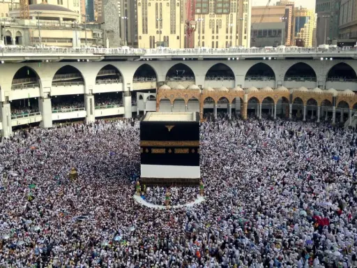Menschenmassen umgeben die Kaaba in Mekka während des Haddsch. Ein Symbol des Glaubens und der Einheit.