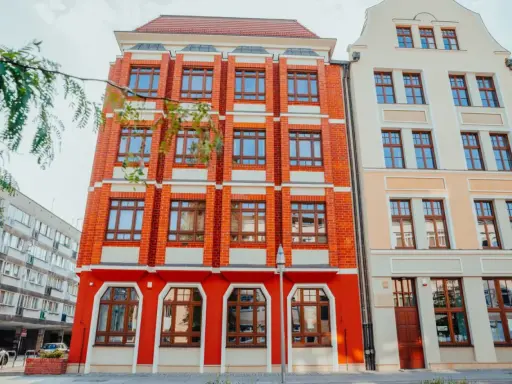 Jasna fasada i ceglany budynek przyciągają wzrok. Może tu mieści się filologia angielska we Wrocławiu?