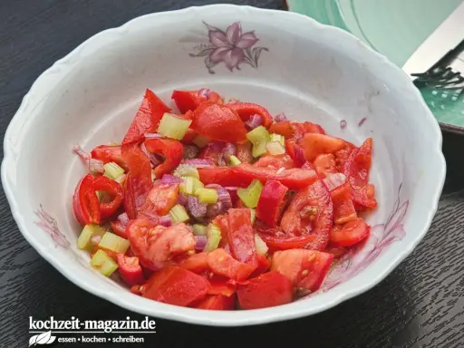 Frischer Tomaten-Paprika-Salat mit Sellerie und roten Zwiebeln, ein leichter Genuss.