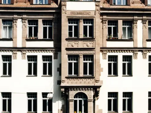 Fassade eines Altbaus mit vielen Fenstern. Hier könnte eine energetische Sanierung Beratung ansetzen, um das Gebäude fit für die Zukunft zu machen.