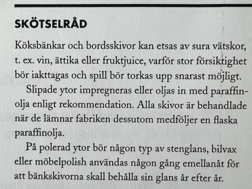 Text om skötselråd för bänkskivor, inklusive hur man impregnerar med paraffinolja för att bevara glansen.