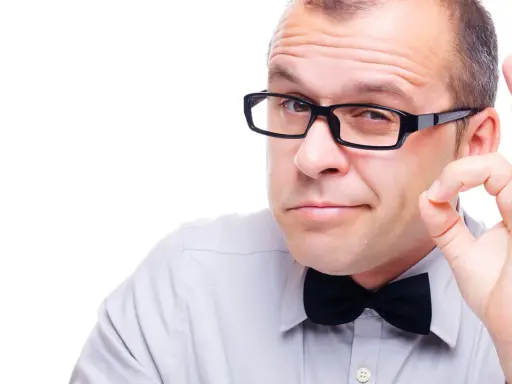 Mężczyzna w okularach i muszce pokazuje gest "OK". Okulary leżą idealnie na nosie, podkreślając jego pewność siebie.
