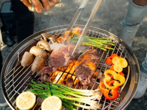 Mięso, pieczarki, szparagi i papryka na grillu. Idealny sposób, jak zrobić grilla metalowego na letnie wieczory.