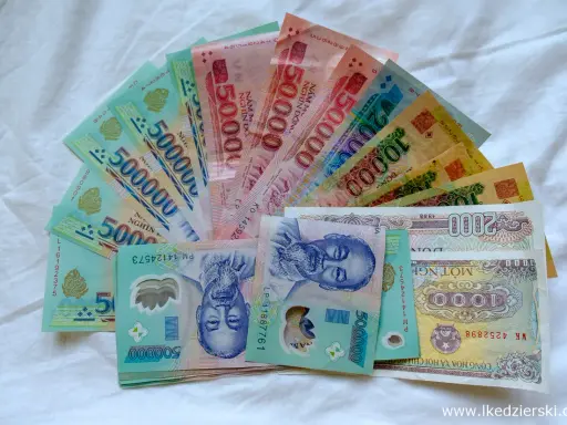Wietnamska waluta w Hanoi: banknoty 500 000, 50 000, 20 000, 10 000, 2 000 i 1 000 dongów.