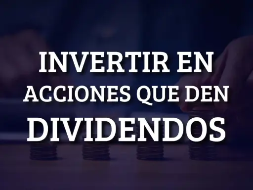 Invertir en acciones que dan dividendos. Pilas de monedas y manos en el fondo, sugiriendo crecimiento financiero.