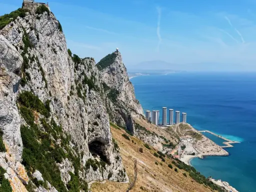 Co kupić na Gibraltarze? Odkryj okazje wolnocłowe!