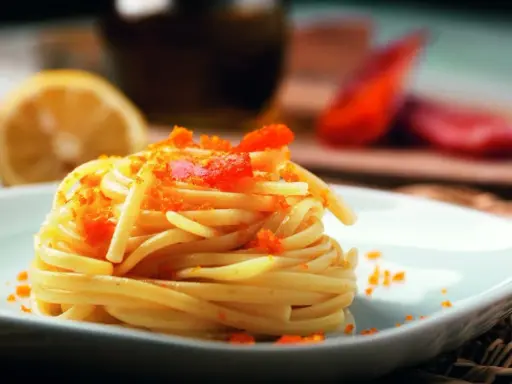 Linguine aux œufs de poisson, un délice de la mer. Un plat de pâtes fines garni de poutargue et d'une touche de citron.