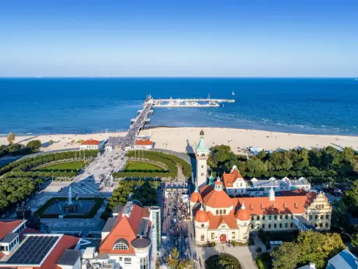 Sopot: molo, plaża i zabytkowe budynki tworzą malownicze atrakcje pomorskie.