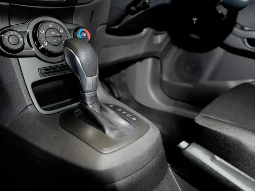 Palanca de cambios automática de Ford. Si tienes problemas con el powershift en España, esta imagen muestra el selector.