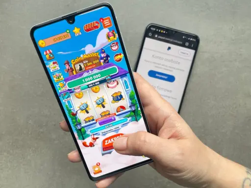 Gra Coin Master na telefonie, obok ekran z PayPalem. Czy to sposób na zarabianie przez aplikacje?