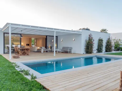 Modern villa with pool and terrace. The **aerotermia para piscinas** ensures a perfect temperature for swimming year-round.