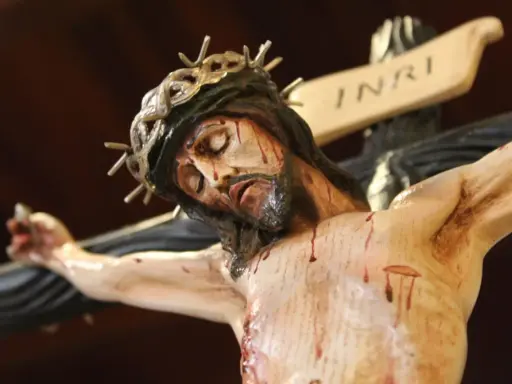Figurka Jezusa na krzyżu, z koroną cierniową i krwawiącymi ranami. "Ludu mój, ludu, co uczyniłem ci, żeś mnie ukrzyżował?
