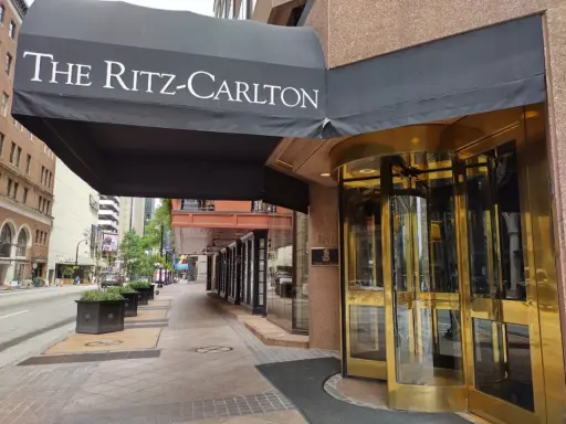 Wejście do The Ritz-Carlton z obrotowymi drzwiami. pro8l3m ritz-carlton tekst.