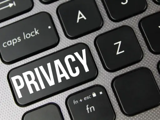 Tasto "PRIVACY" su tastiera, un promemoria visivo contro la violazione della privacy digitale.