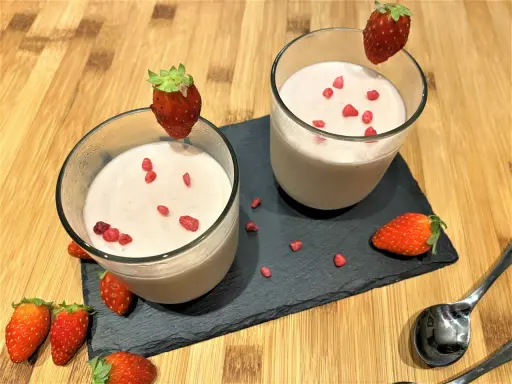 Délicieuse mousse chocolat blanc fraise, garnie de fraises fraîches et de morceaux de fruits lyophilisés.