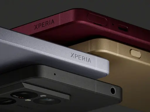 Zbliżenie na cztery telefony najnowszy sony xperia w kolorach: czarnym, srebrnym, złotym i bordowym.