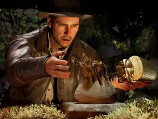 Indiana Jones i Wielki Krąg: archeolog z kapeluszem i skórzaną kurtką trzyma złoty artefakt w kształcie skarabeusza.
